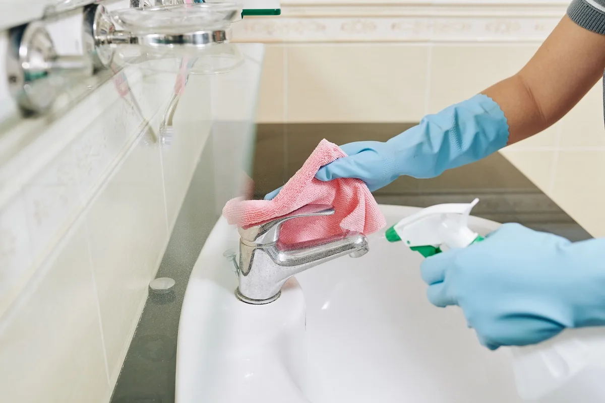 Cleaning Your Apartment: 5 Quick Tips to Tidy Space